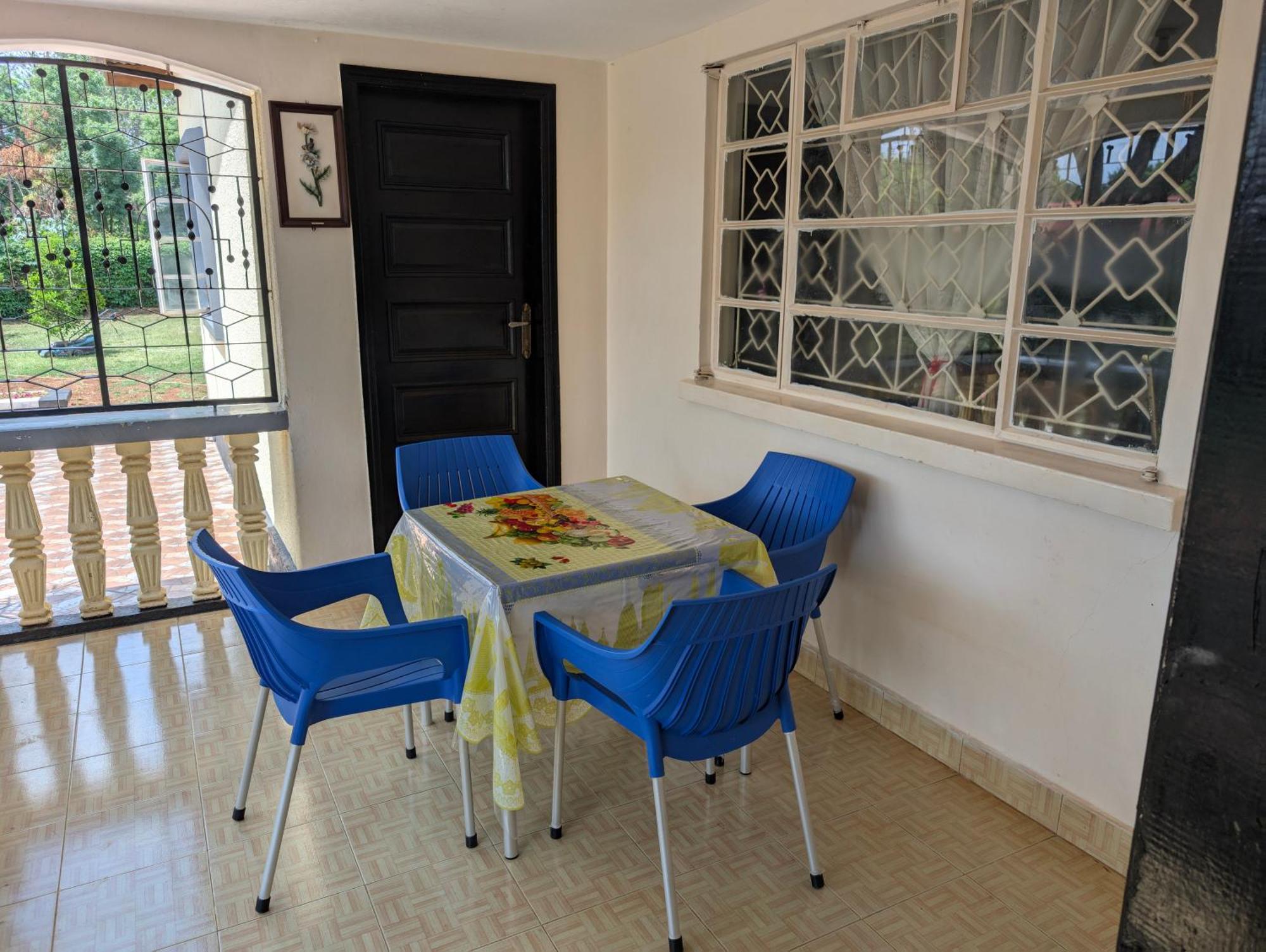 Dans Place Moshi Bagian luar foto