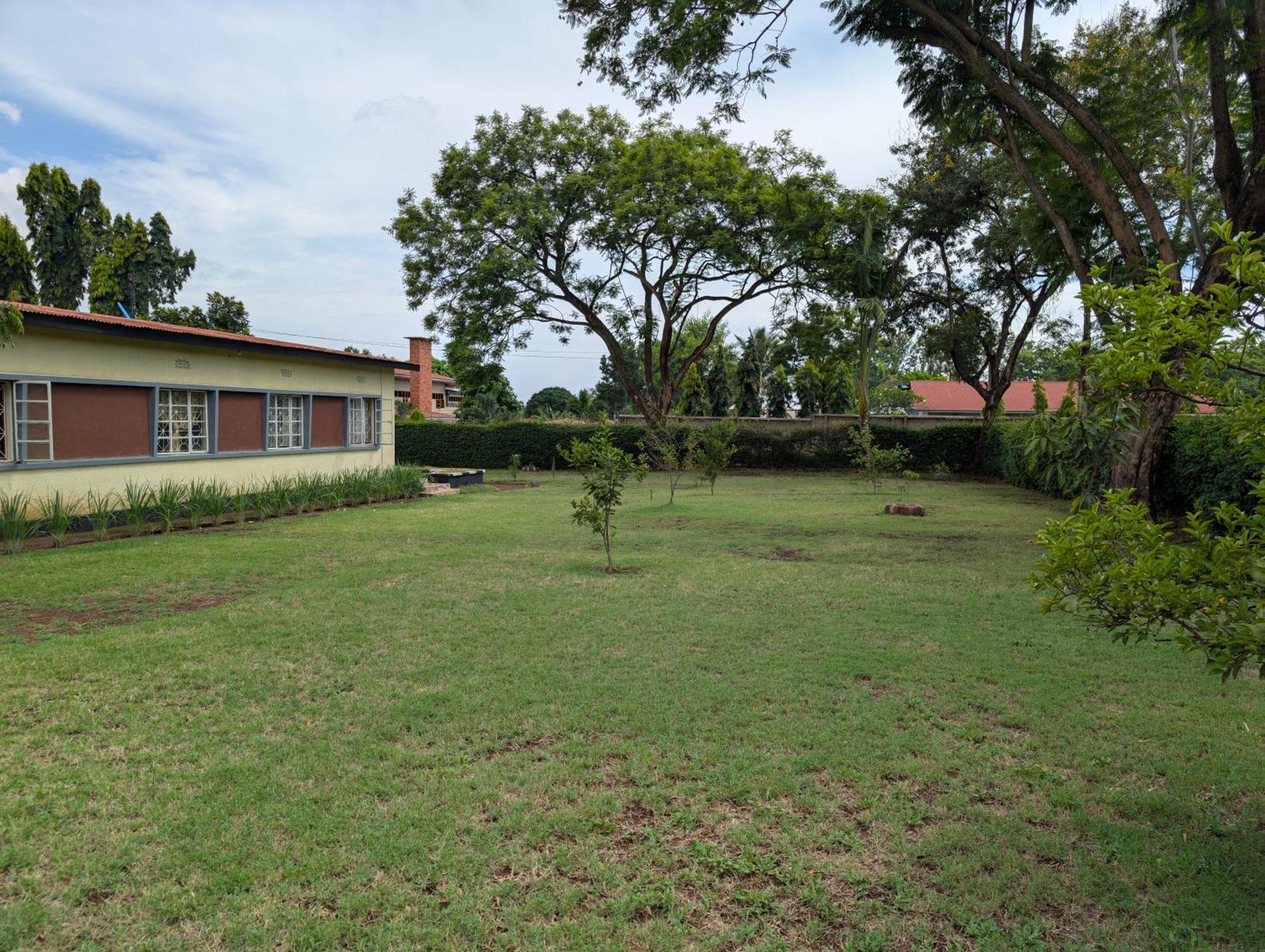 Dans Place Moshi Bagian luar foto